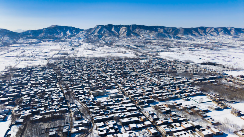 雪山脚下的村庄全景河南汝阳