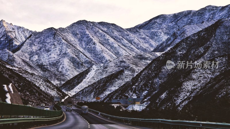 雪山中的公路风景