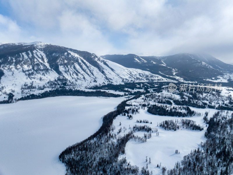 新疆喀纳斯雪景神仙湾冰河晨雾雪山森林雾凇