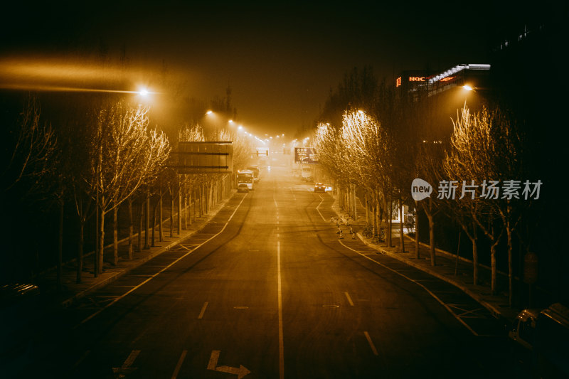 夜晚空旷街道与路灯景观