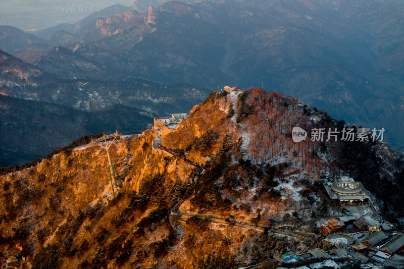 泰山晨曦，日出霞光洒满山