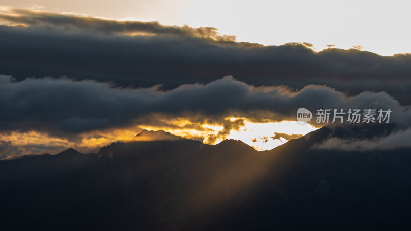 日落时的天空山峰云景