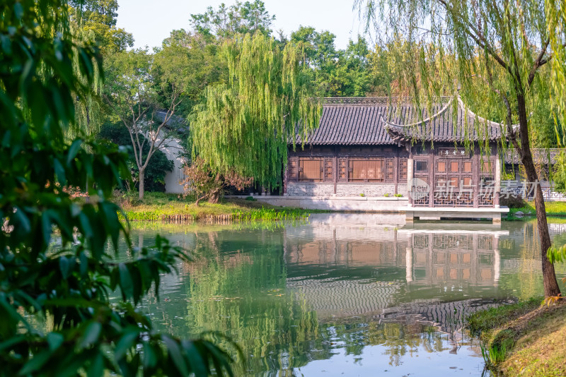 晴朗的午后，扬州瘦西湖江南园林建筑