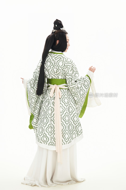 白色背景下穿着中国汉代服饰的少女