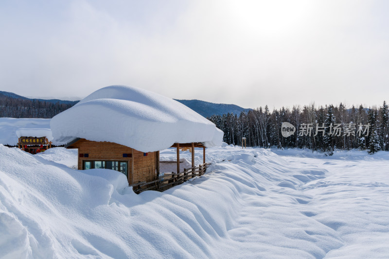 中国新疆阿勒泰禾木冬季雪景白雪覆盖禾木村