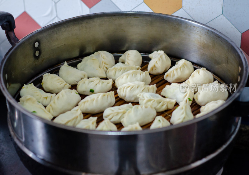 锅上的一笼屉蒸饺