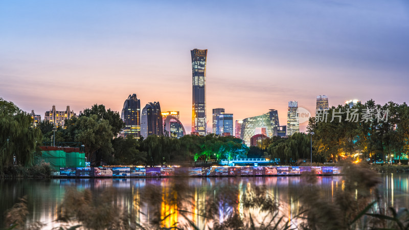 北京夜色魅力 湖畔边的城市繁华景致