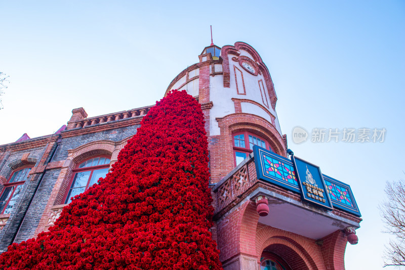 烟台朝阳街街头建筑与雕塑景观