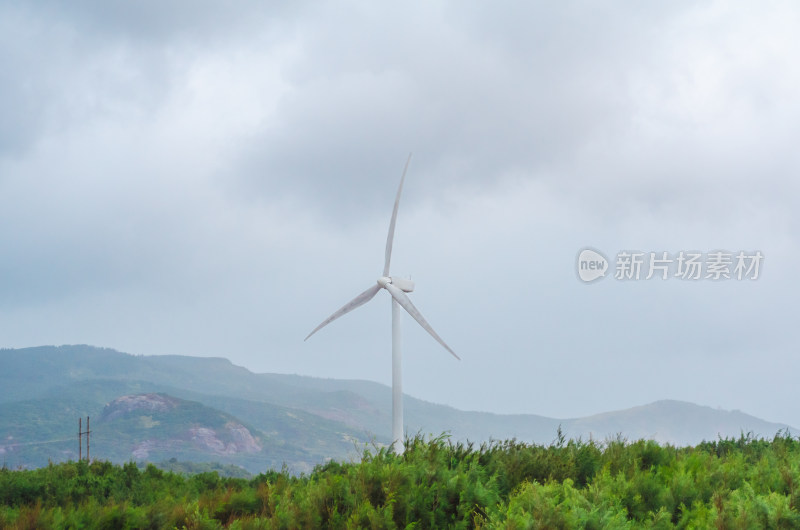 福建平潭长江澳高大的风车