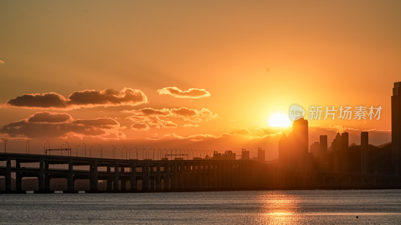 夕阳下城市大桥与高楼的壮美景观