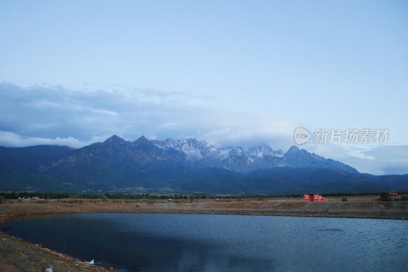 玉龙雪山日照金山