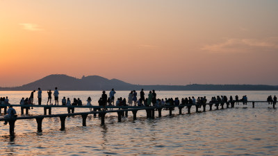 湖北武汉东湖凌波门日出