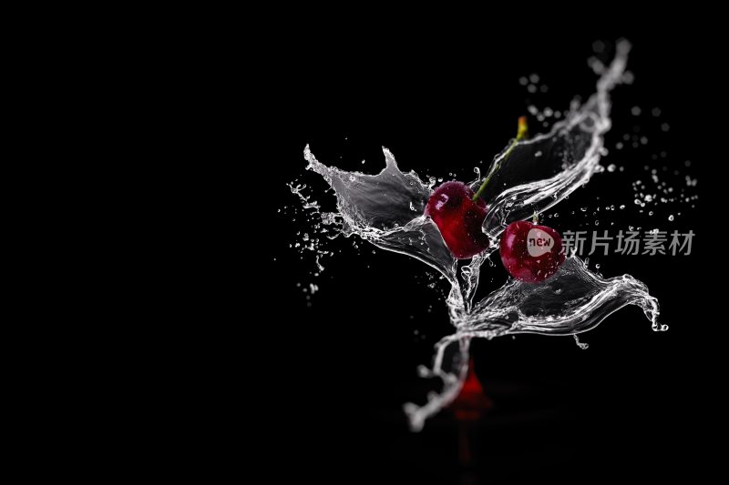 樱桃入水溅起水花特写
