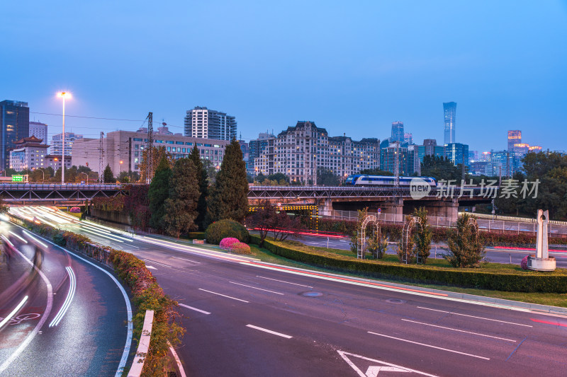 北京城市道路车流光轨夜景全景