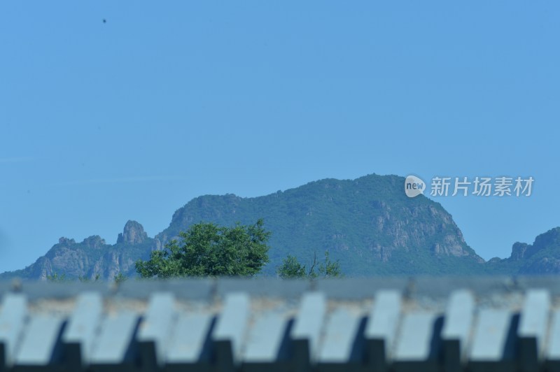 青砖灰瓦山川绿树天空