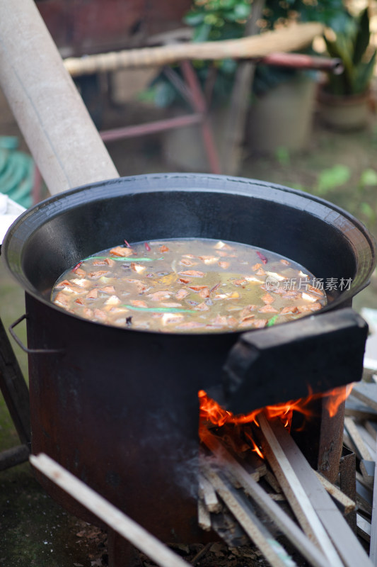 农村地锅烧柴火做饭