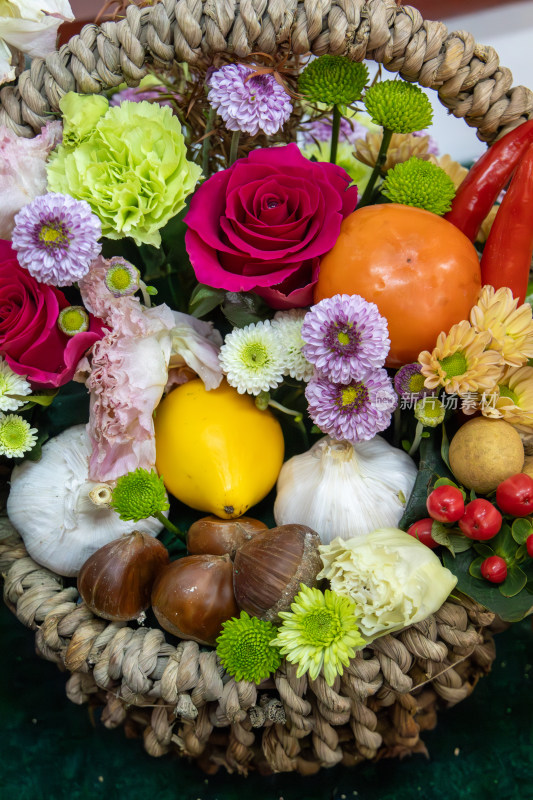 秋日静物写生果蔬花篮，静物花卉与果蔬组合