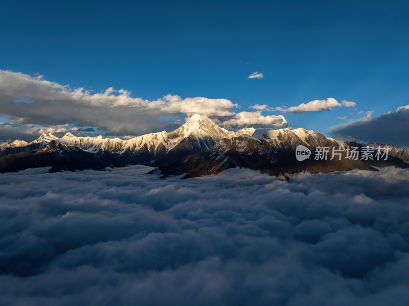 四川甘孜州子梅垭口云海贡嘎雪山高空航拍