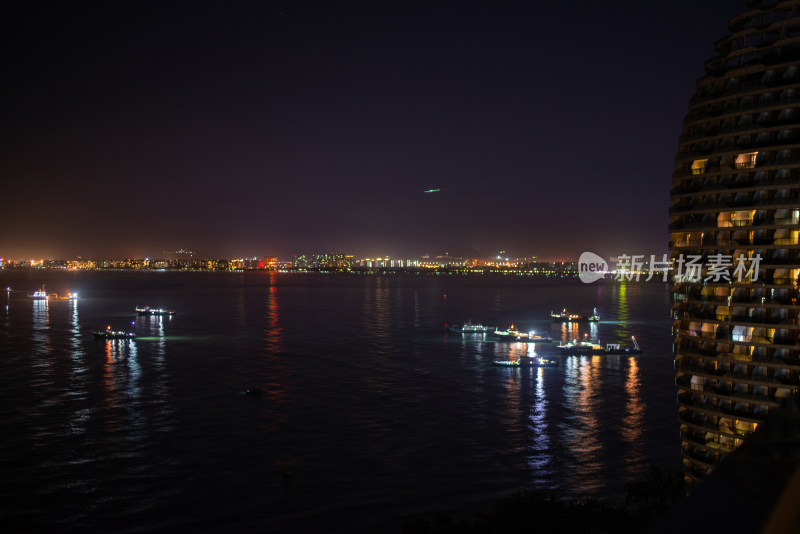 夜空映衬下的城市海景