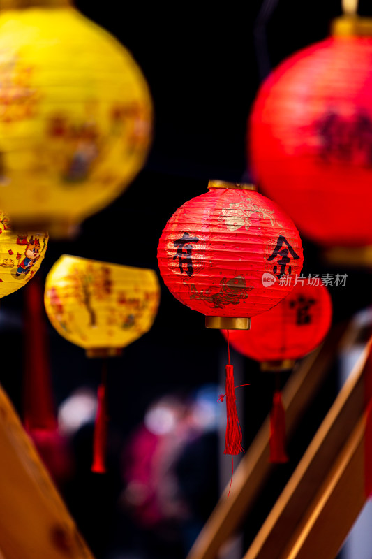 中国传统节日新年春节悬挂的红灯笼