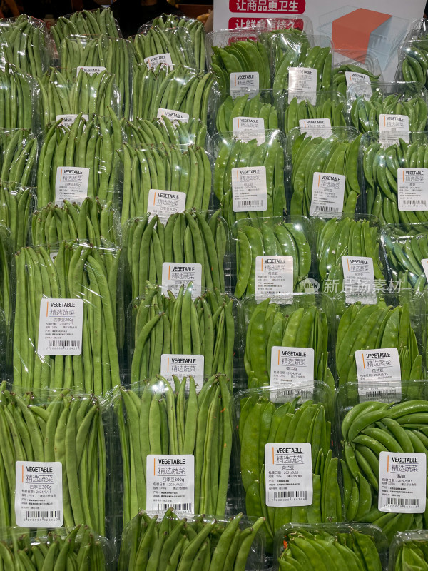 超市内包装好的精选蔬菜四季豆展示