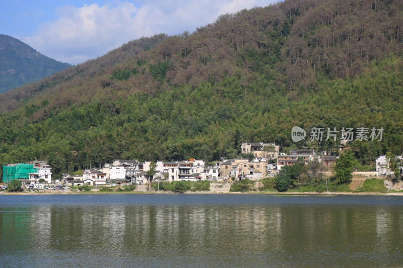 山间湖泊的宁静之美 安徽黄山奇墅湖