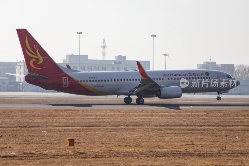 长安航空飞机于机场跑道滑行