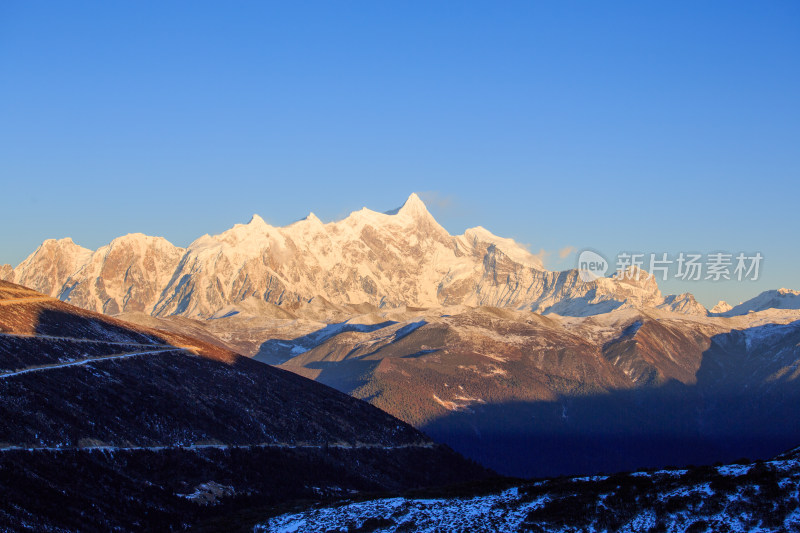 西藏林芝雪景南迦巴瓦峰日照金山雪山夕阳