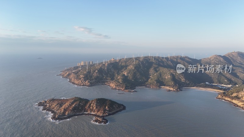 海上岛屿全景，点缀风力发电机的风光