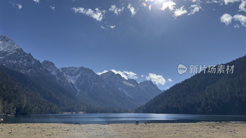 川西雪山湖泊秋景 稻城亚丁