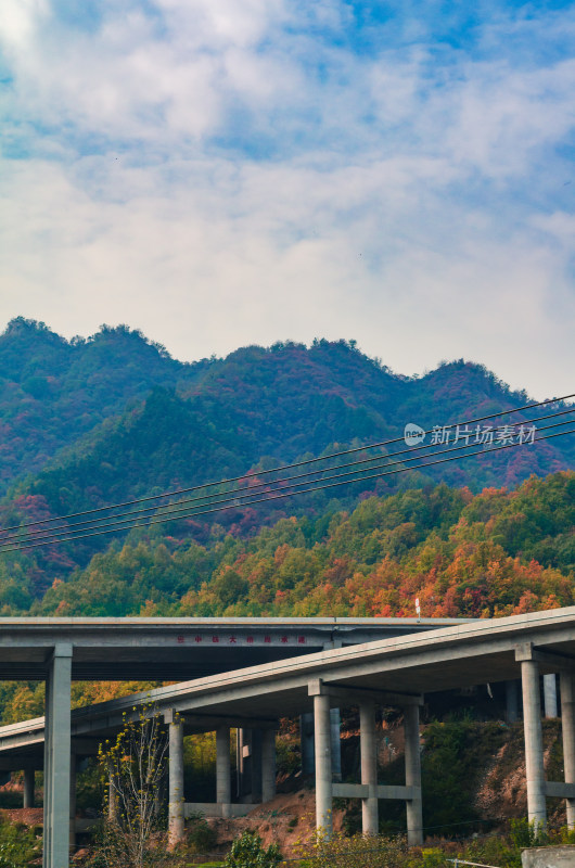 河南洛阳白云山，穿过山间的桥梁