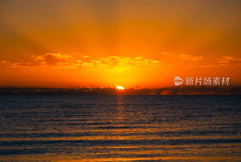 青海黑马河乡青海湖日出唯美自然风光