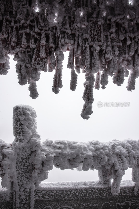 寒冷冬天冰雪霜冻的古建筑房檐走廊