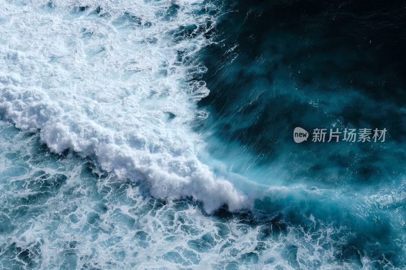 俯拍海洋翻涌波浪