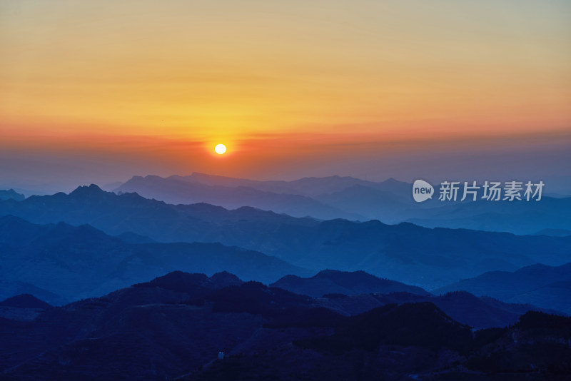 夕阳下的潭溪山