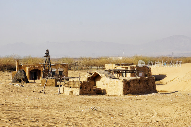 沙漠中破败的房屋土房遗迹