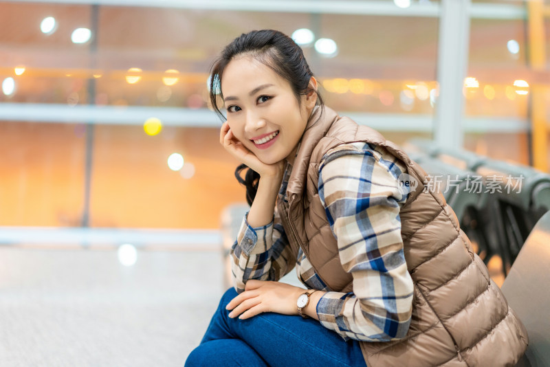 年轻女子在机场