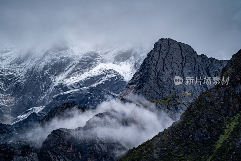 四川阿坝藏族羌族自治州四姑娘雪山风貌