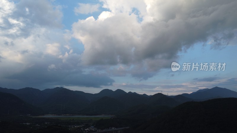 广东东莞：山峰上空密云满布