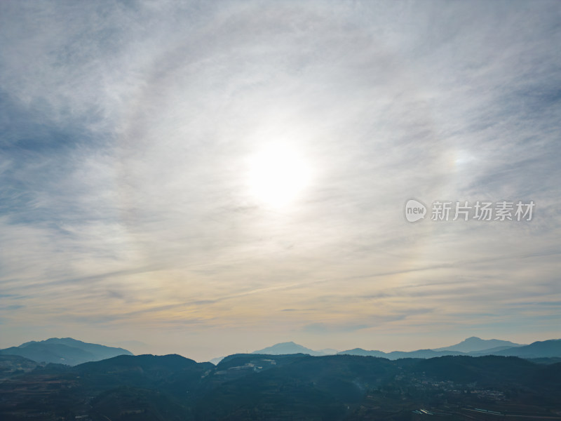 群山间天空出现日晕现象的自然风光