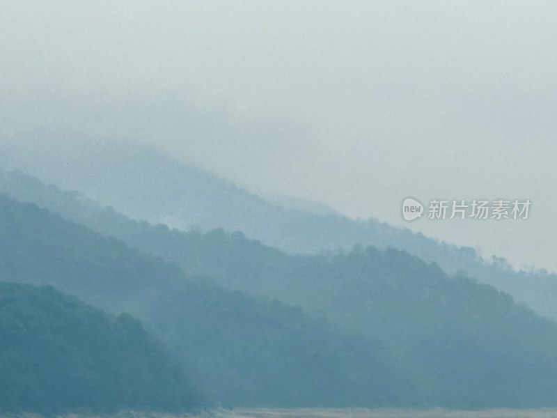 鄱阳湖实景版水墨画山间雾霭缭绕自然景色