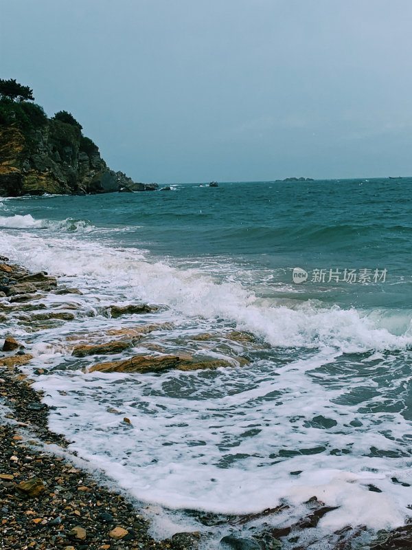 大连金石滩风景区海边礁石与平静海面景观