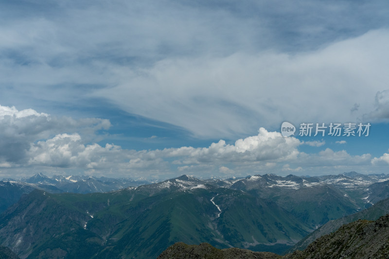 新疆阿勒泰云霄峰景色