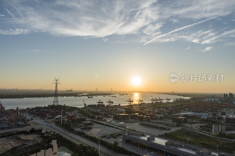 日落时分的港口码头全景图武汉阳逻港