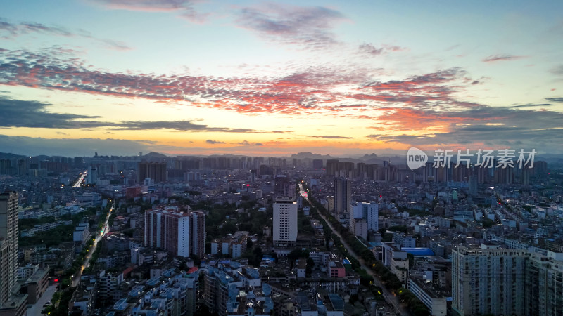 玉林城市清晨日出彩霞航拍图