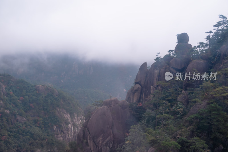 云雾下，安徽黄山风景区风光