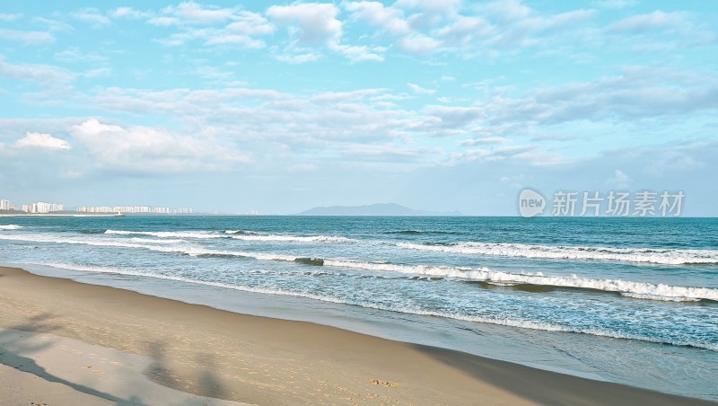 层层海浪潮起潮落海边沙滩蓝天海浪风景