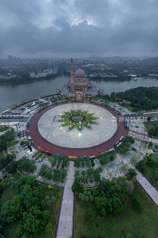 马来西亚布城粉色水上清真寺建筑景观航拍