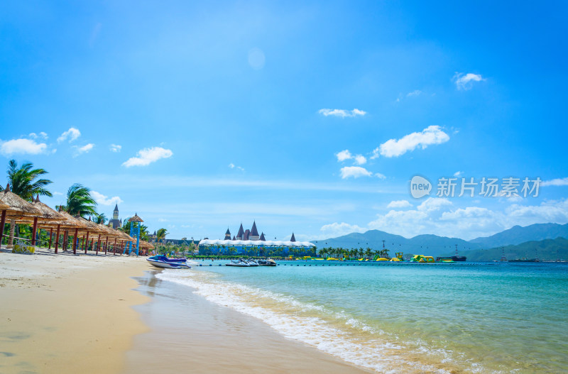 越南芽庄珍珠岛海滩茅草遮阳伞与滨海风光