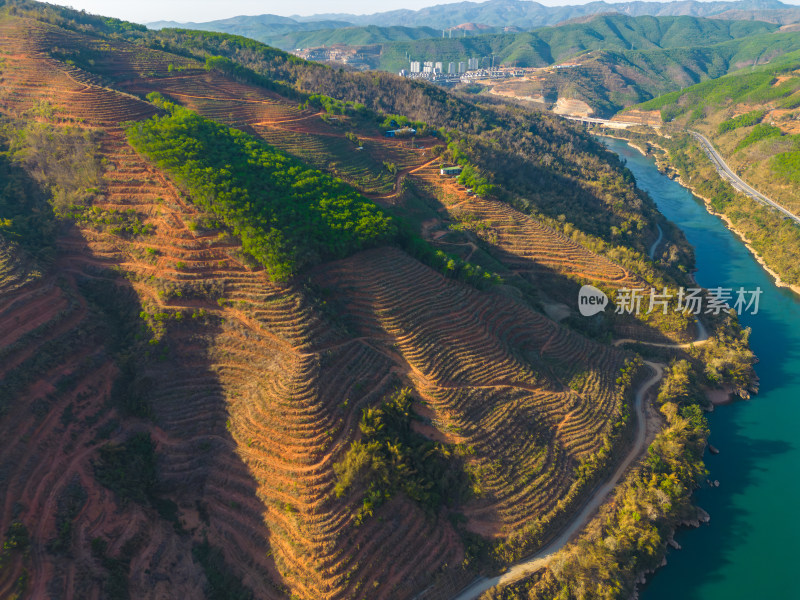 航拍澜沧江和公路